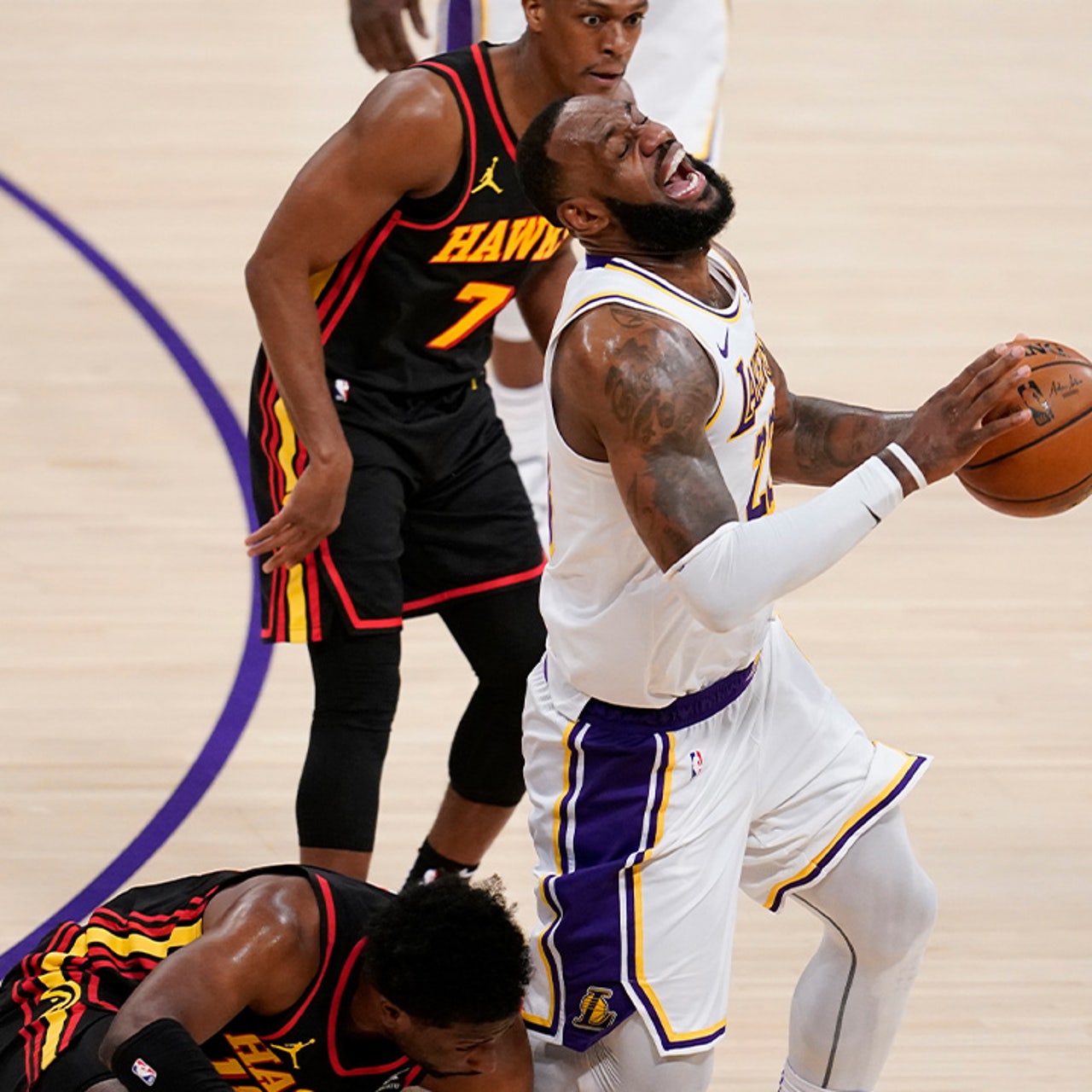 lakers standing before lebron james injury