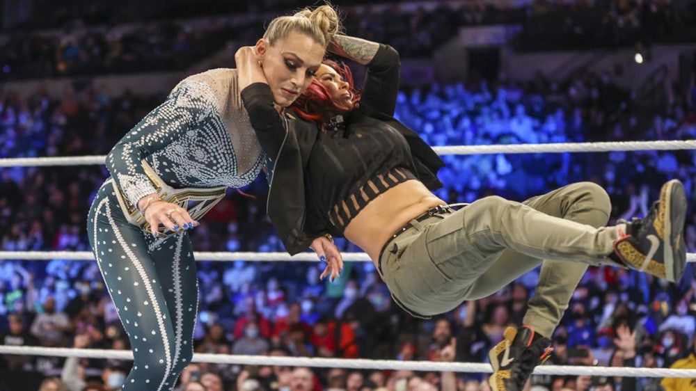 WWE SmackDown recap, review: Hall of Famer Lita returns, more