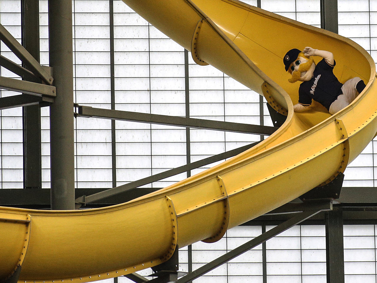 Brewers announcer goes wild over miraculous double play starring