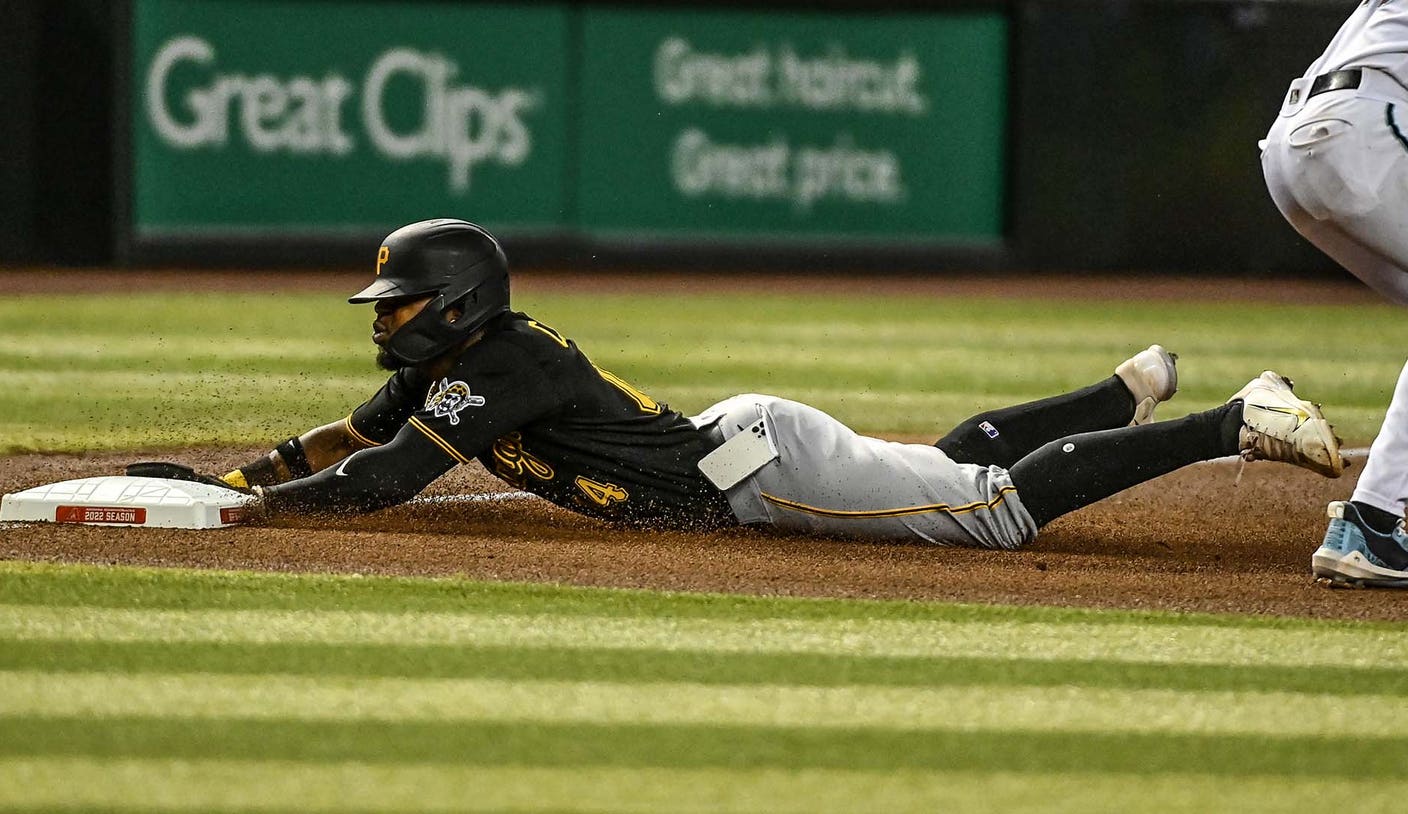 Pirates' Rodolfo Castro has phone fall out of pocket on slide