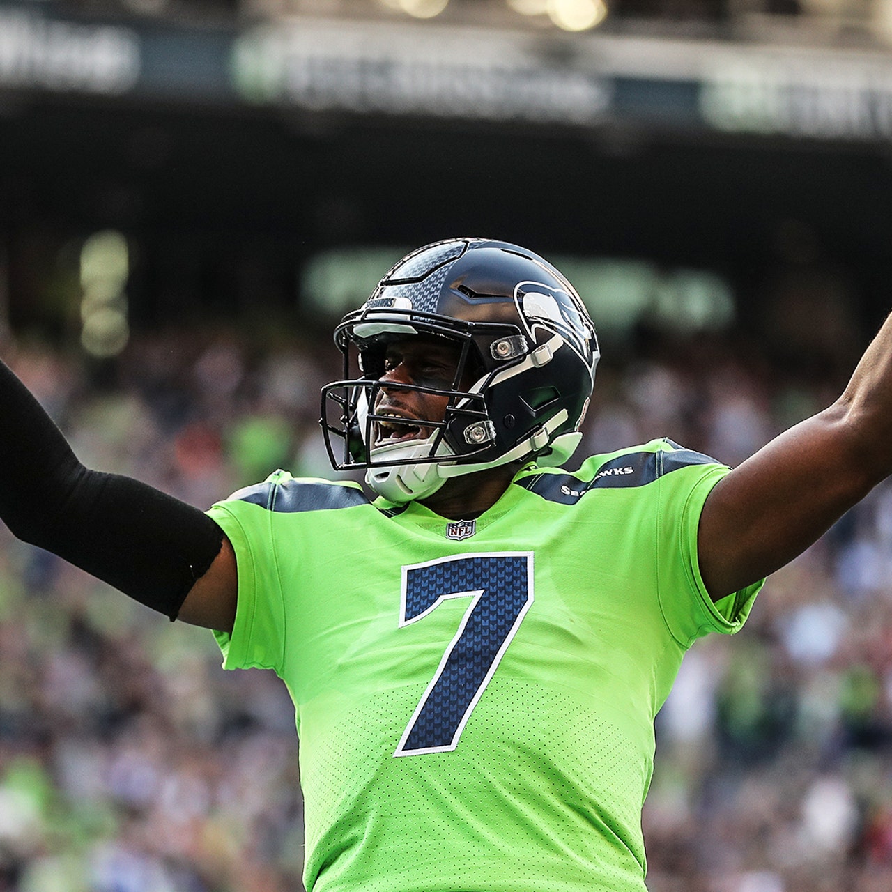 MONDAY NIGHT FOOTBALL: Geno Smith, Seahawks hold off Russell Wilson in  17-16 victory