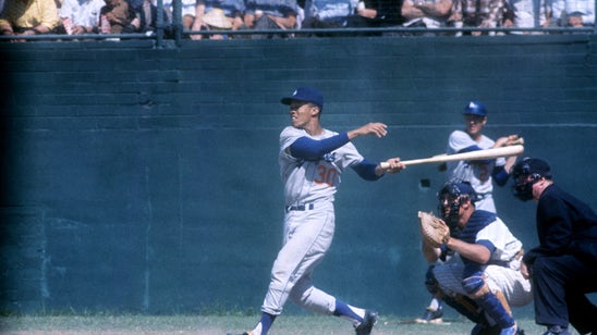 Dodgers' Dave Roberts has ‘heavy heart’ after death of mentor Maury Wills