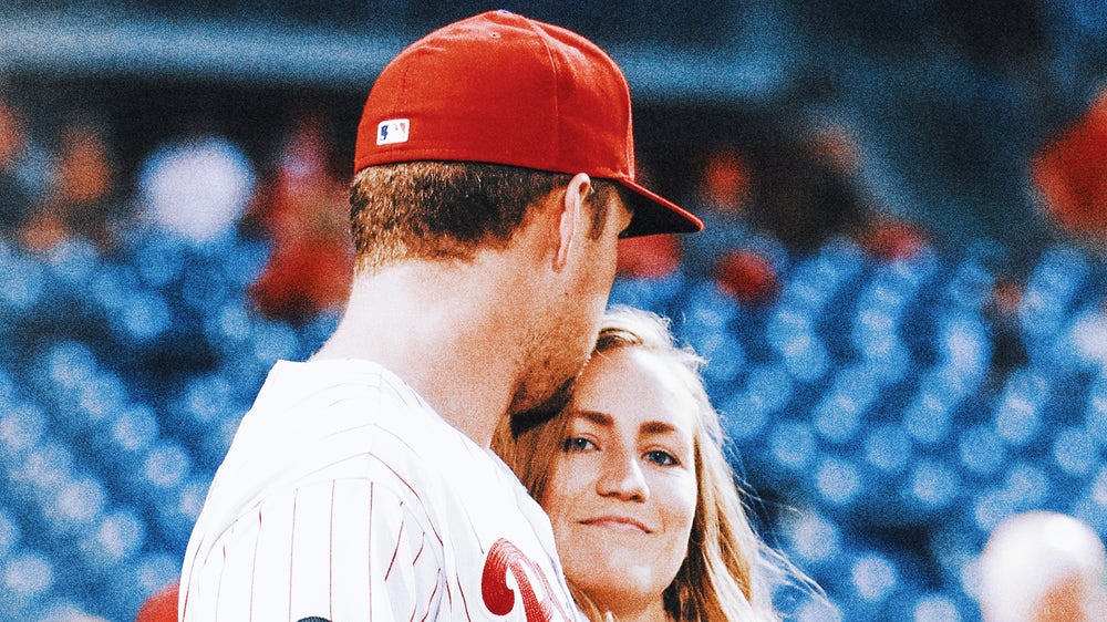 Rhys Hoskins' wife Jayme buys Phillies fans beer during World Series