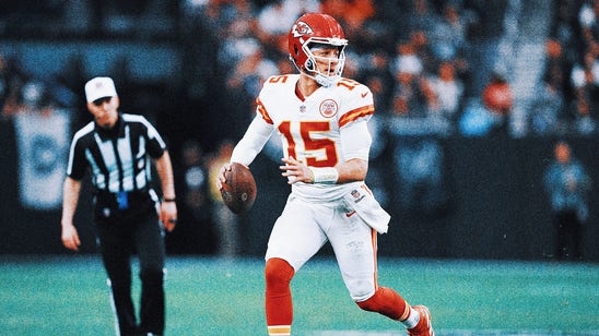 Patrick Mahomes sets record, Chiefs beat Raiders for AFC’s top seed