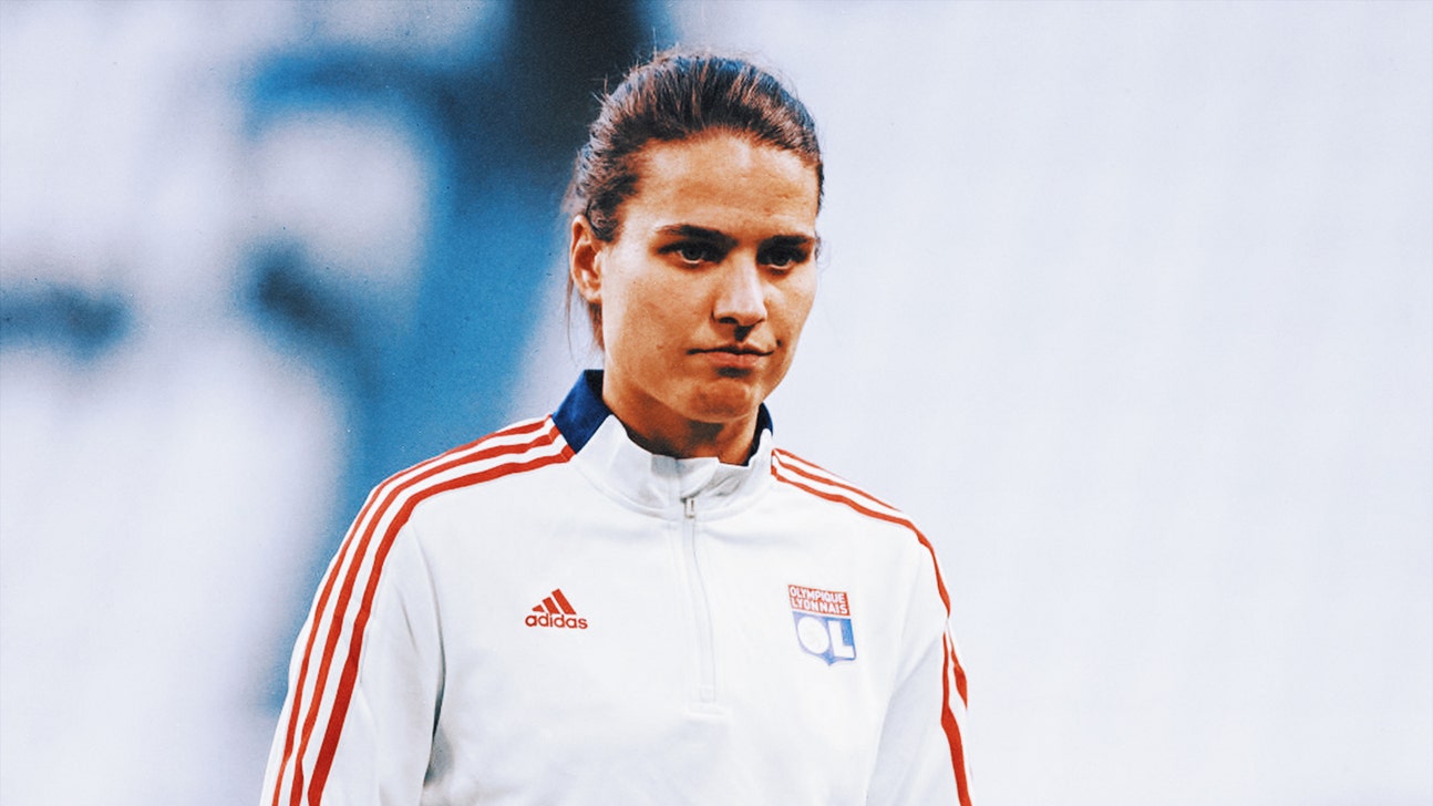 Marozsán ends Germany soccer career before World Cup