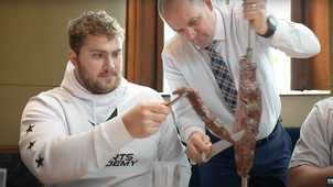 NFL DRAFT Trending Image: How much weight can offensive linemen put on in 1 meal? 5 NFL draft prospects found out