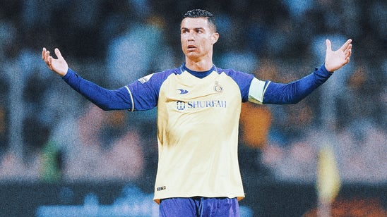 Cristiano Ronaldo puts opposing player in headlock in Al Nassr loss