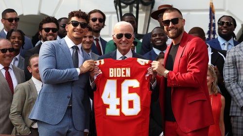 NFL Trending Image: Mahomes pulls Kelce away from presidential podium during White House visit