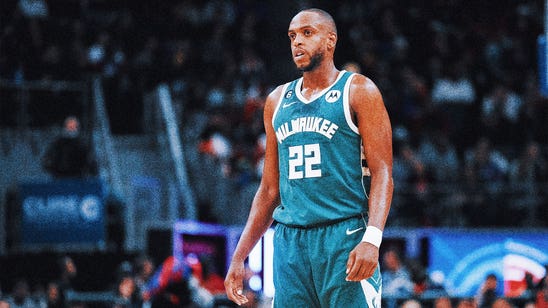 Khris Middleton agrees to remain with Bucks on a three-year, $102 million deal