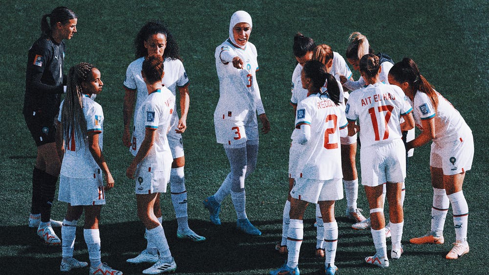 Nouhaila Benzina menjadi yang pertama memakai hijab di Piala Dunia Wanita