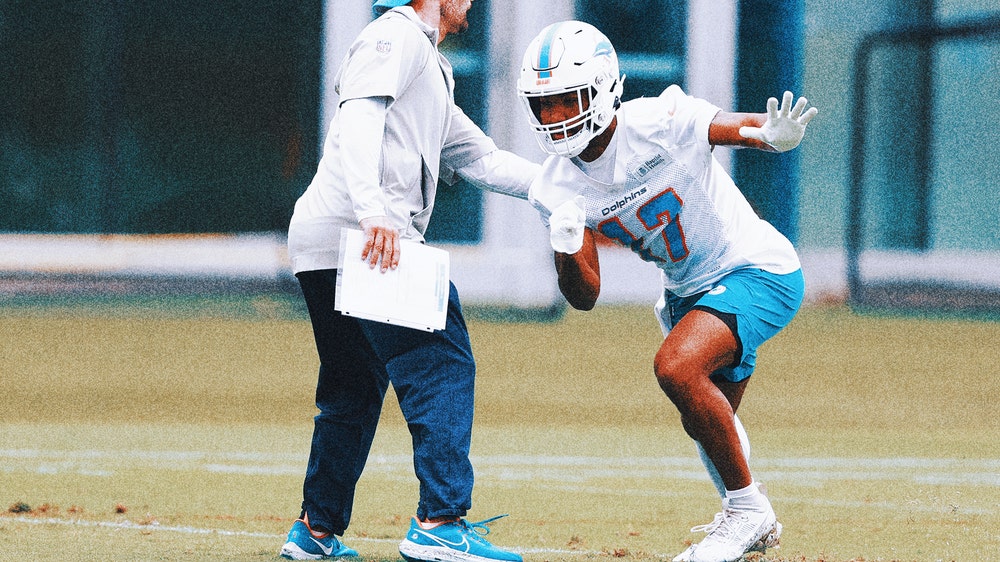 Dolphins WR Jaylen Waddle leaves practice with apparent injury