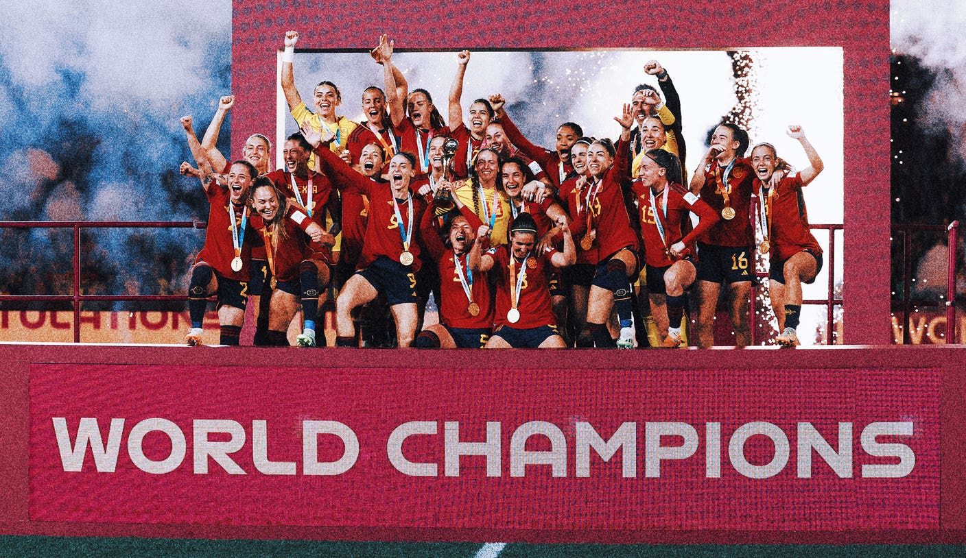 El entrenador del Barcelona, ​​Xavi, es uno de los íconos españoles que celebran ganar la Copa Mundial Femenina