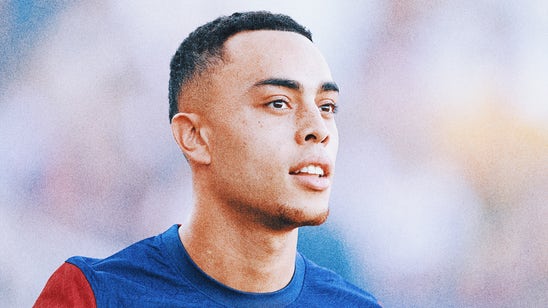 Barcelona sends USMNT defender Sergiño Dest out on loan to PSV for season