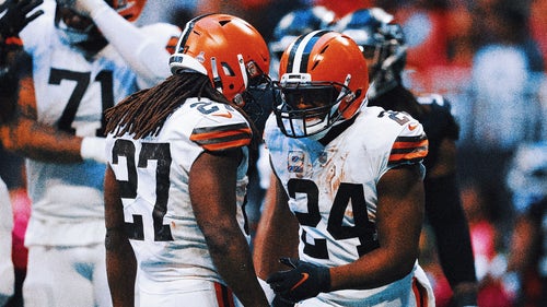 NFL Trending Image: Kareem Hunt reportedly re-signing with Browns in wake of Nick Chubb injury