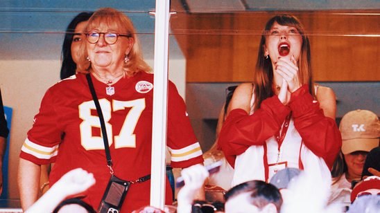 Taylor Swift attends Chiefs-Bears game in Travis Kelce's suite