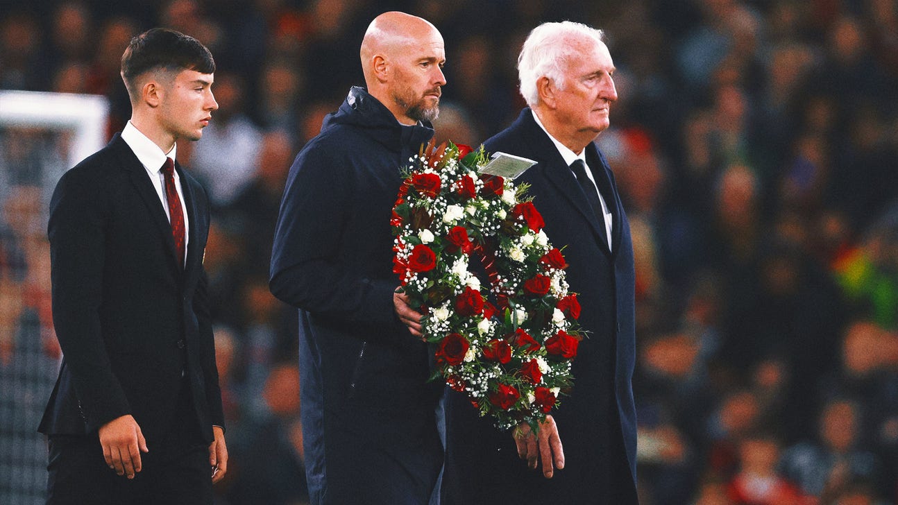 Manchester United pays tribute to Sir Bobby Charlton before Champions League win
