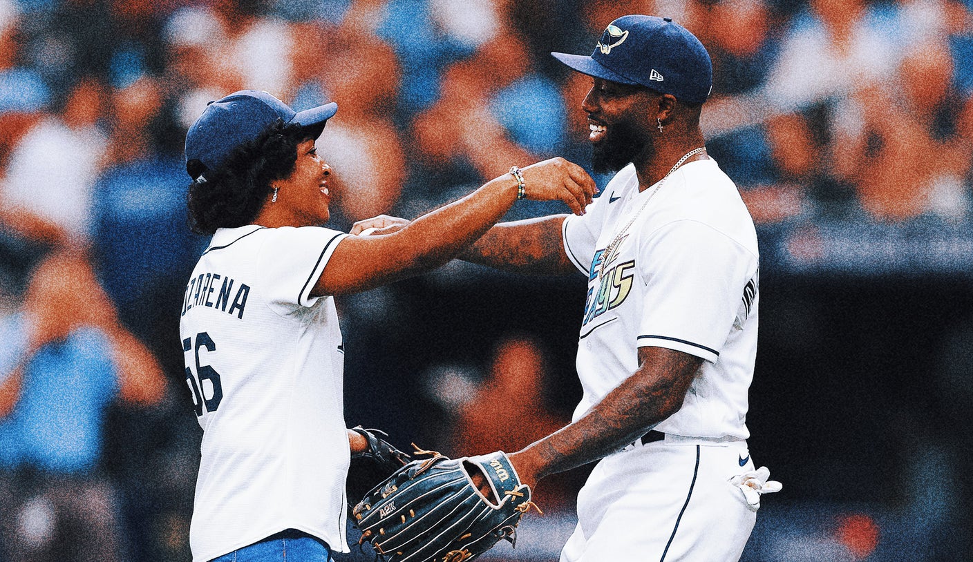 Randy Arozarena reunites with mother for first pitch before Rays playoff opener-ZoomTech News