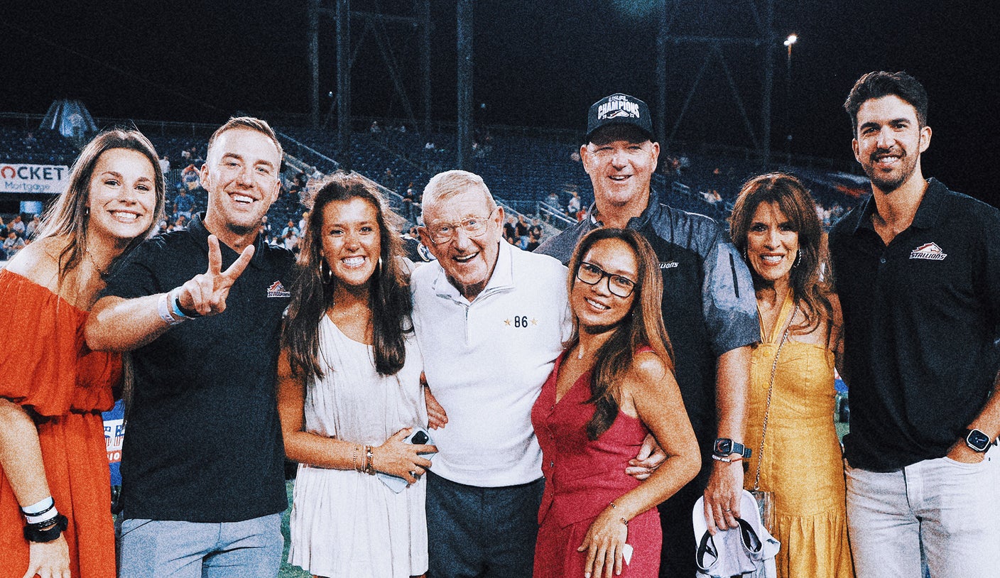 Lou Holtz drops Ohio State five spots in his rankings after Buckeyes' bye week