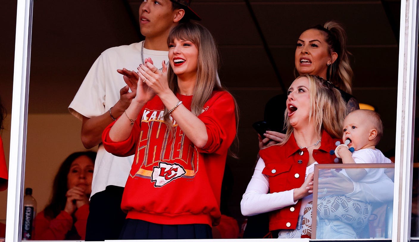 Taylor Swift arrives in Buffalo for Chiefs vs. Bills