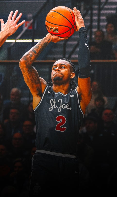 Erik Reynolds' 24 points leads Saint Joseph's to upset win over No. 18 Villanova