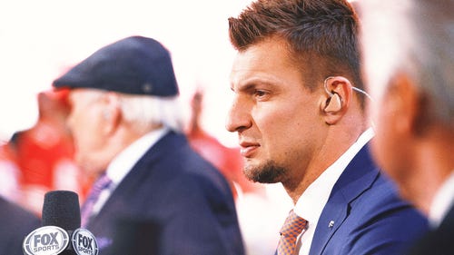 NFL Trending Image: Rob Gronkowski goes airborne, skydives live on 'FOX NFL Sunday'