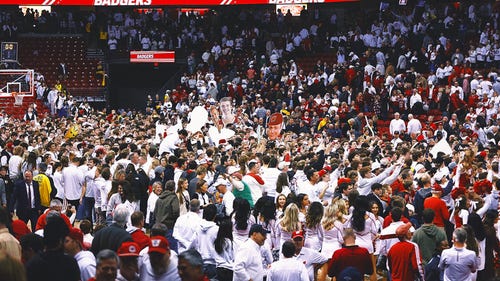 COLLEGE BASKETBALL Trending Image: Wisconsin upsets No. 3 Marquette, 75-64, with rebounding, fast-starting Max Klesmit