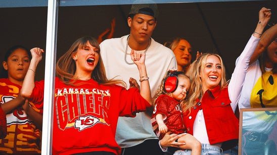 Taylor Swift on hand at Lambeau Field to watch Travis Kelce, Chiefs face Packers