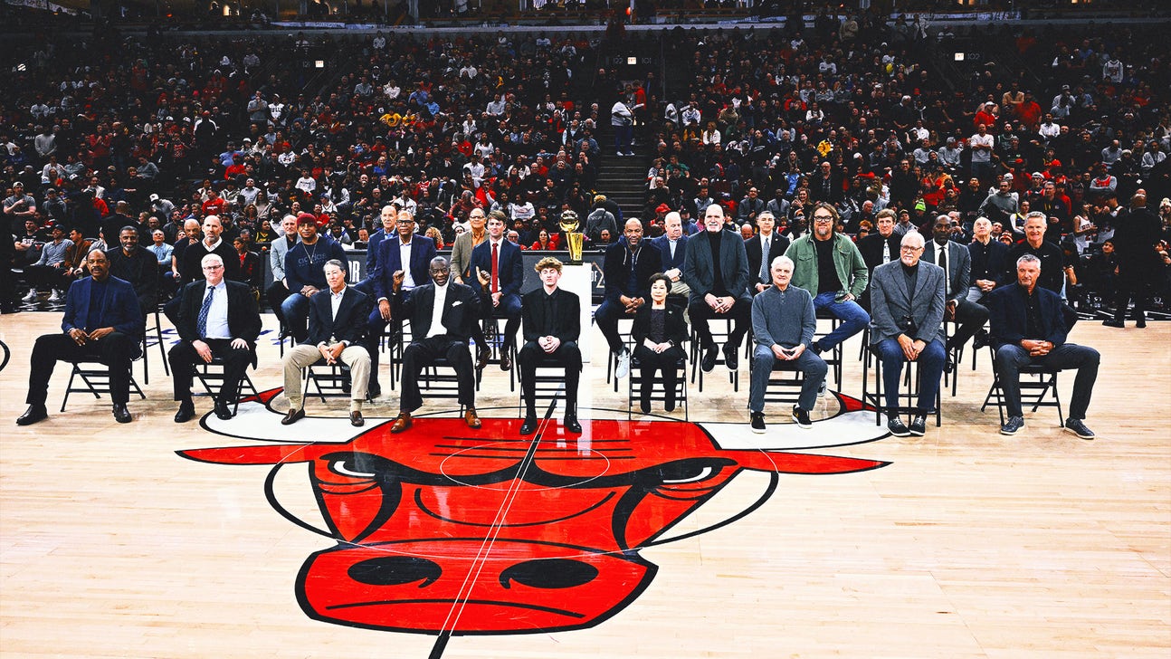 Bulls fans boo when Jerry Krause honored during Ring of Honor ceremony, leaving widow upset