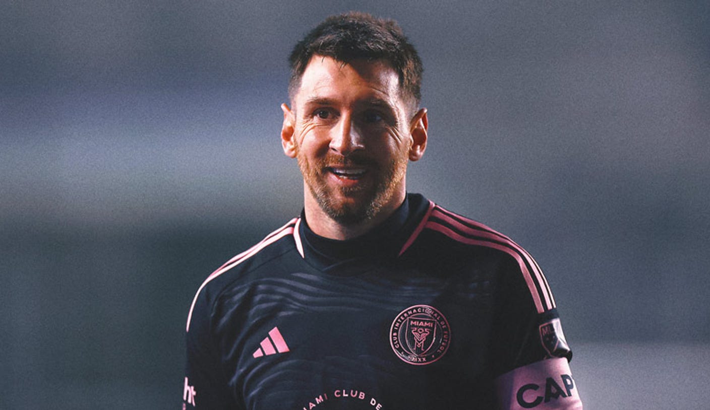 Lionel Messi firmando una camiseta de Argentina para un aficionado del tráfico se vuelve viral