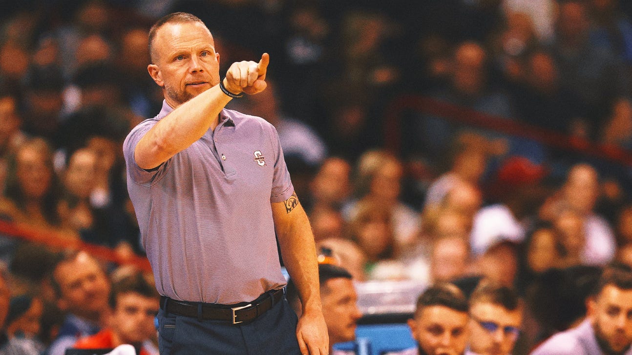 Louisville closing in on hiring Charleston's Pat Kelsey as next head coach