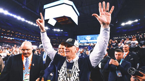 CONNECTICUT HUSKIES Trending Image: UConn's Dan Hurley reportedly to make decision on Lakers job on Monday