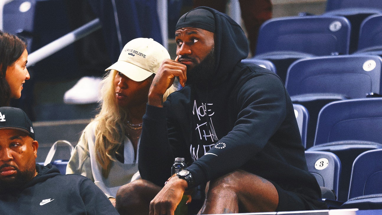 LeBron James shows up to watch son Bronny play at NBA draft combine | FOX Sports