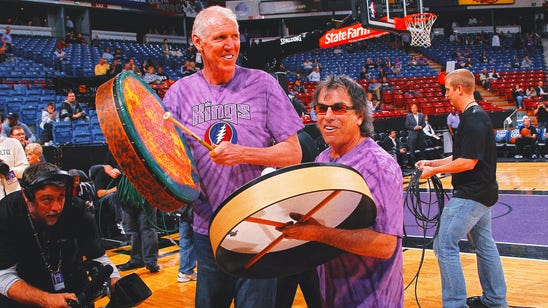 Bill Walton receives tribute from Dead & Company in first concert after his death