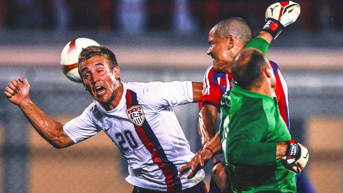 Paraguay's Edgar Gonzalez (C) vies with United States' Taylor Twellman (L) and goalkeeper Kasey Keller during their Copa America 2007 first round match in Barinas, Venezuela in 2007. (Credit: YURI CORTEZ/AFP via Getty Images)