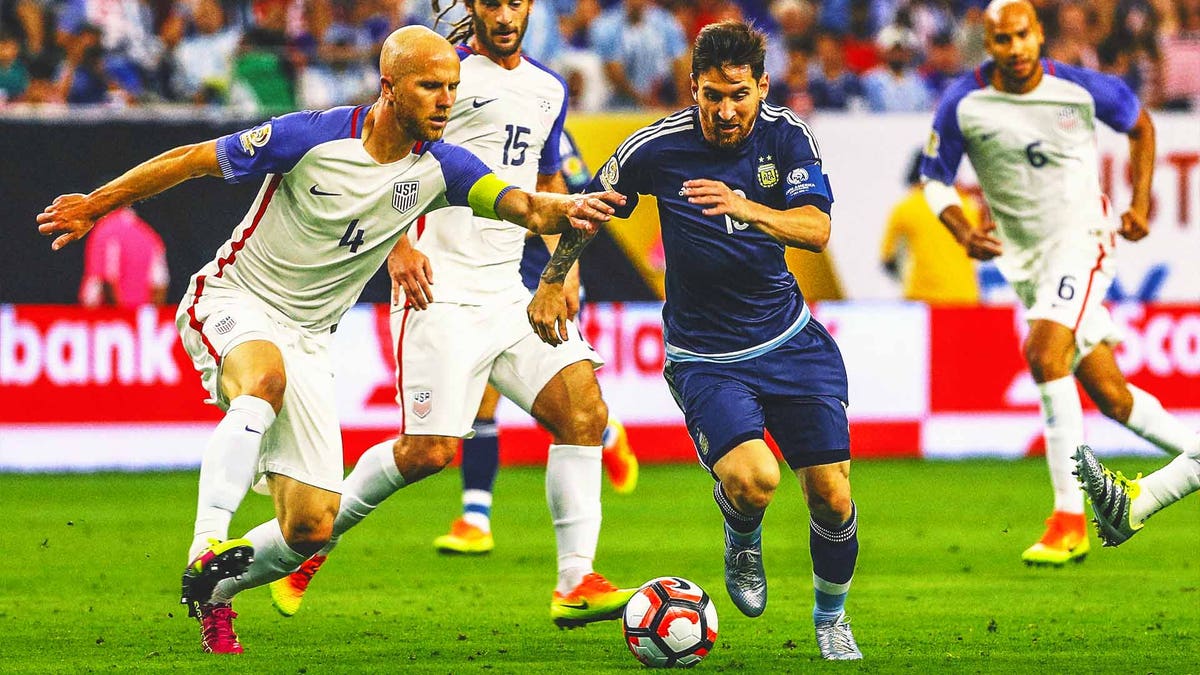 Lionel Messi of Argentina dribbles the ball against Michael Bradley of United States in a 2016 Copa America Centenario semifinal match on June 21, 2016 in Houston. (Photo by Scott Halleran/Getty Images)