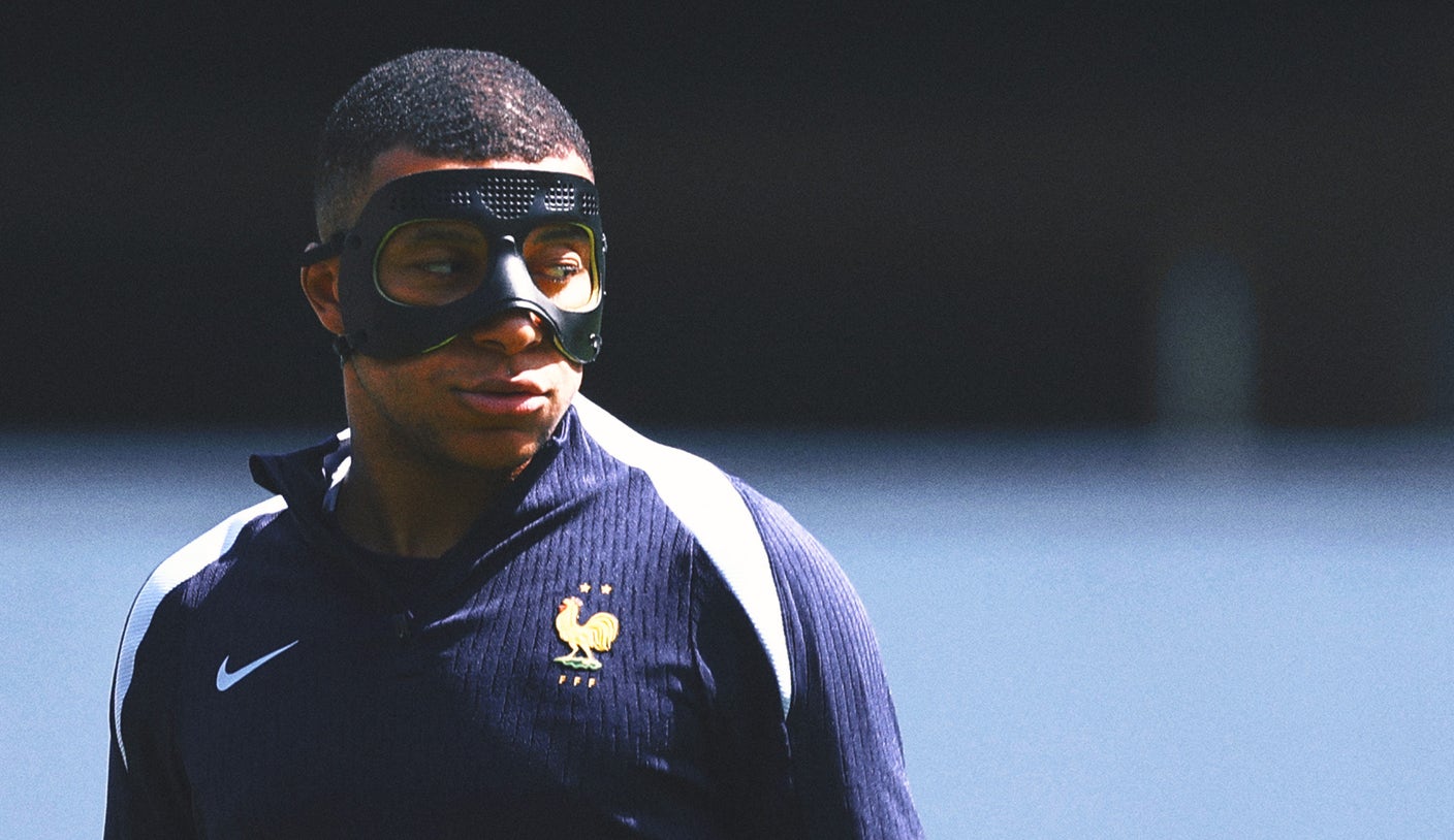 Euro 2024: Kylian Mbappe przed meczem z Polską dostaje maskę Wojowniczych Żółwi Ninja