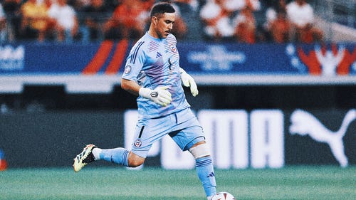 COPA AMERICA Trending Image: Claudio Bravo makes 4 saves in historic start for Chile, plays Peru to a scoreless draw in Copa América