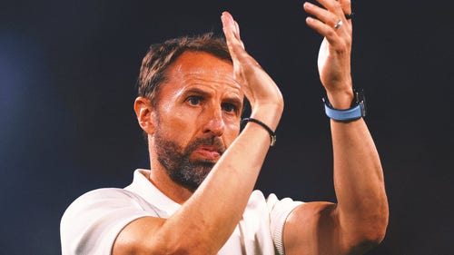 Imagem de tendência da EURO CUP: Copas lançadas ao técnico da Inglaterra, Gareth Southgate, após empate em 0 a 0 com a Eslovênia