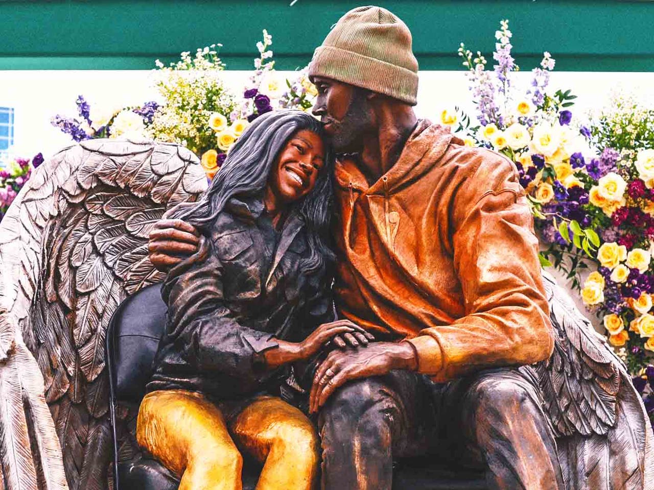 Lakers unveil statue of Kobe and Gigi Bryant | FOX Sports