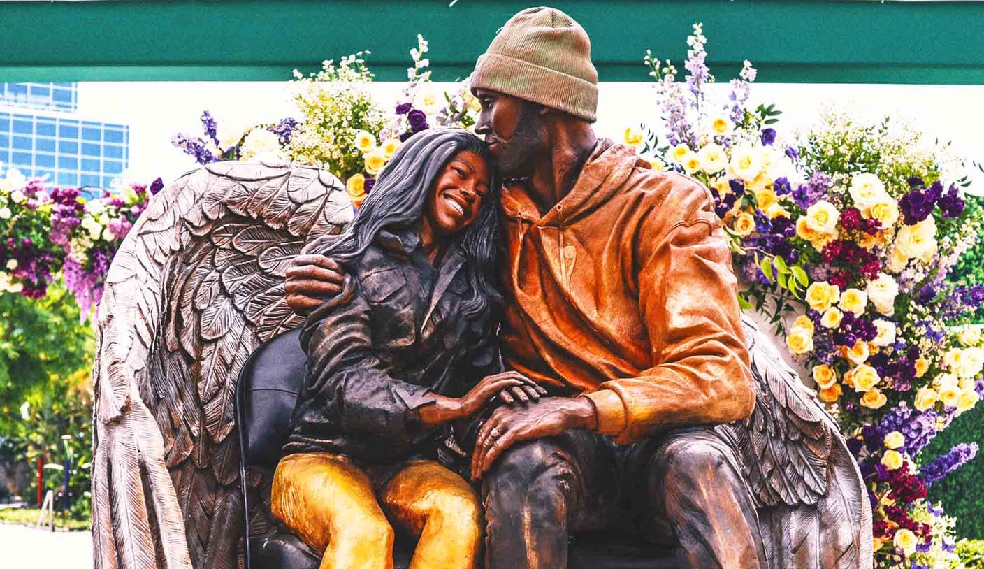 Lakers unveil statue of Kobe and Gigi Bryant | FOX Sports