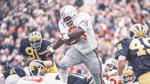 COLLEGE FOOTBALL Trending Image: Legendary Ohio State running back Archie Griffin statue unveiled at Rose Bowl Stadium