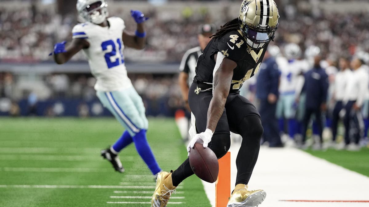 Alvin Kamara of the Saints runs in for a TD against the Cowboys. (Photo by Sam Hodde/Getty Images)