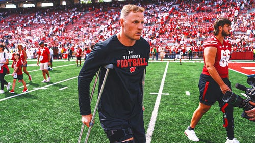 COLLEGE FOOTBALL Trending Image: Wisconsin QB Tyler Van Dyke out for the season after suffering knee injury