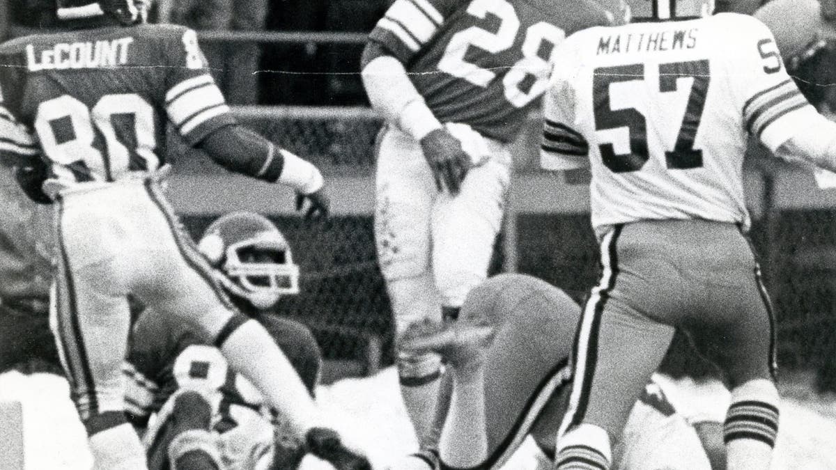 El receptor de los Minnesota Vikings, Ahmad Rashad (28), atrapa con una mano un pase Hail Mary en una victoria sobre los Cleveland Browns en 1980.Joe Oden/ MediaNews Group / St. Paul Pioneer Press vía Getty Images)