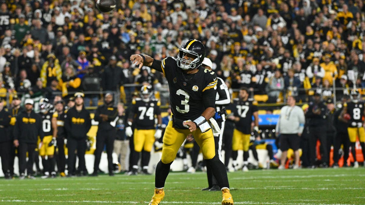 Russell Wilson helped the Steelers score four touchdowns and led them to seven scoring drives in his first start with the team. (Photo by Justin Berl/Getty Images)