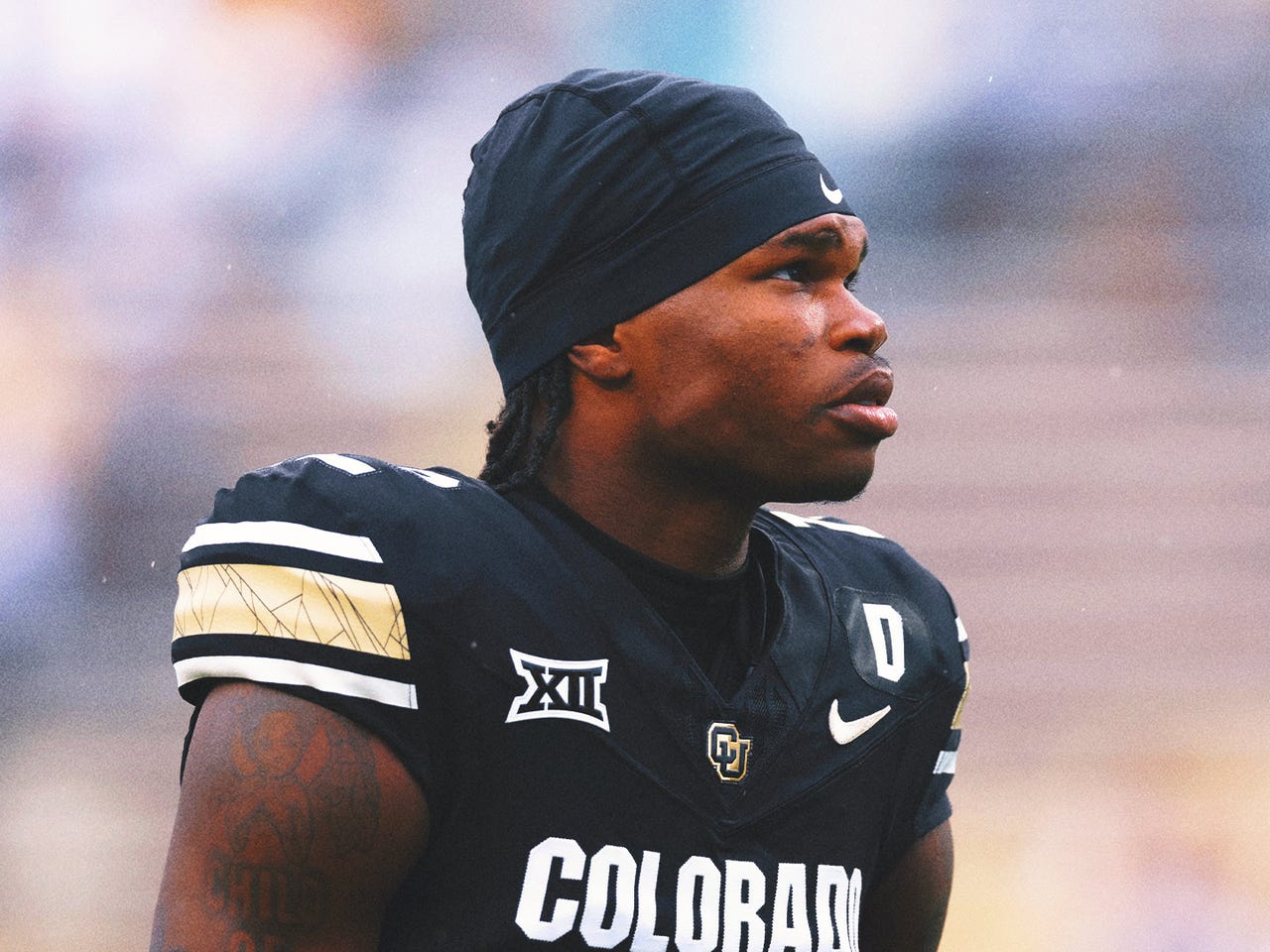 Colorado's Travis Hunter leaves game vs. KSU with apparent shoulder injury  | FOX Sports