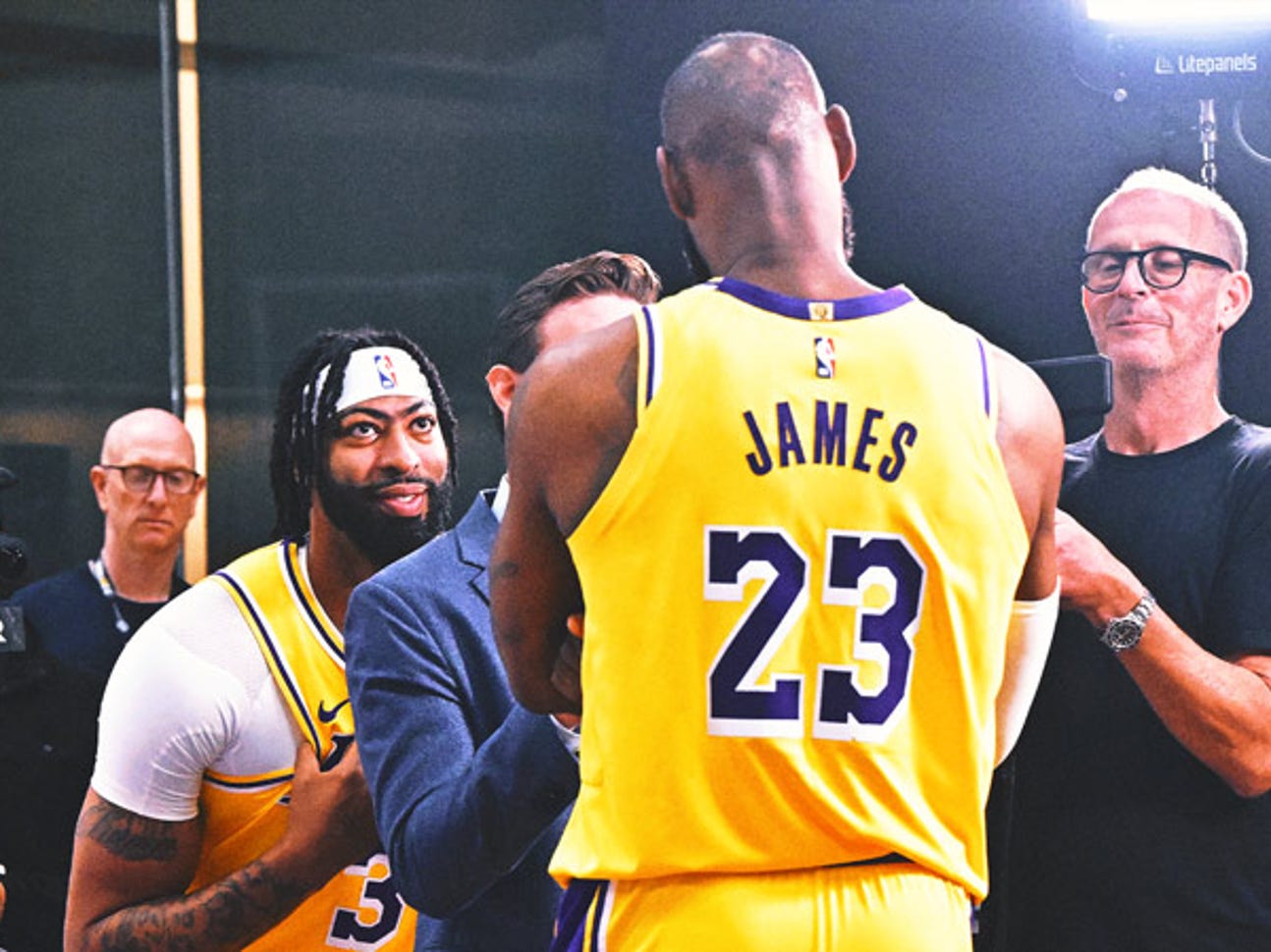 LeBron James, Anthony Davis will play in Lakers' first two