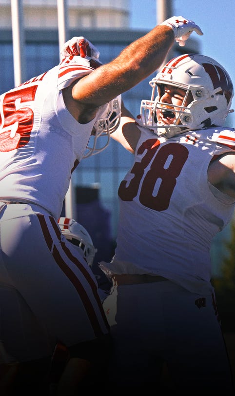 Wisconsin strength coach jumps into Lake Michigan after win at Northwestern