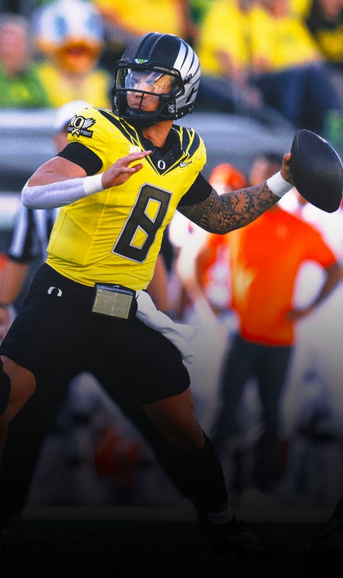 Dillon Gabriel leads No. 1 Oregon to 38-9 rout of No. 20 Illinois