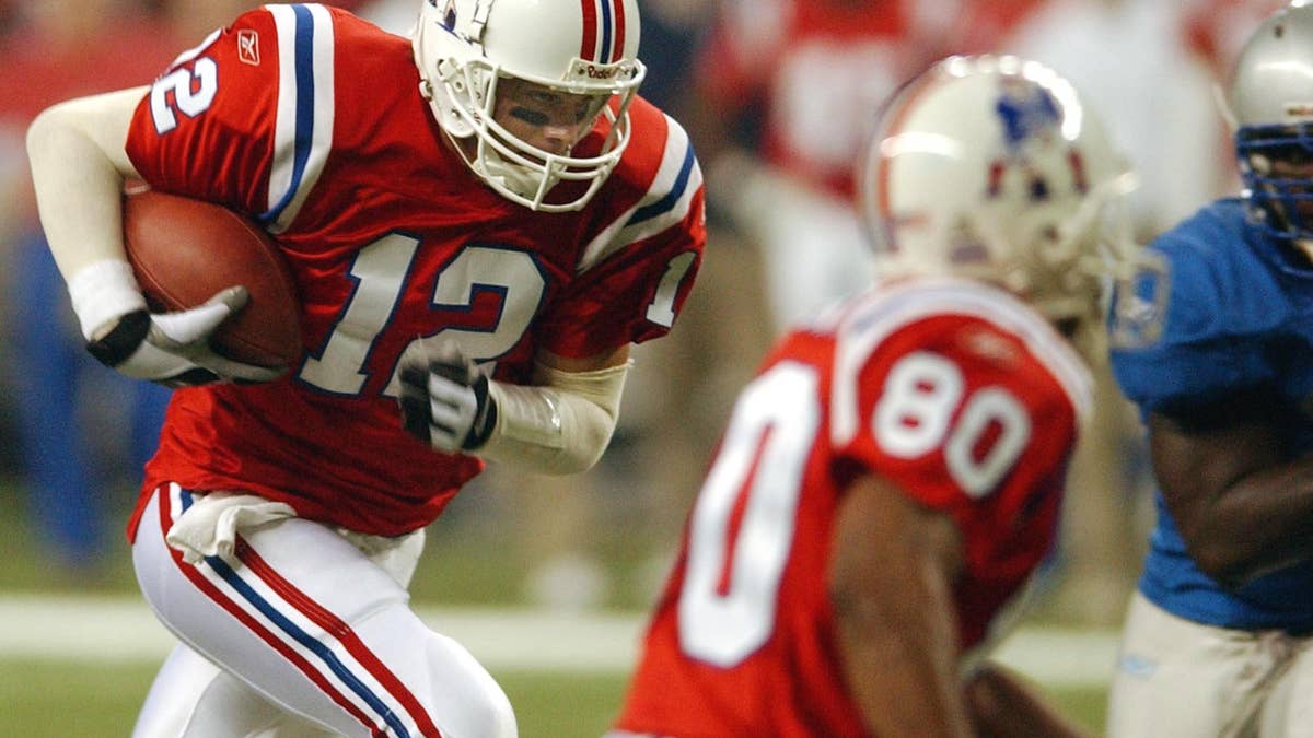 Tom Brady condujo a los Patriots a un ataque decisivo que duró casi 10 minutos en su victoria de Acción de Gracias sobre los Lions en 2002. (Foto de JEFF AFP vía Getty Images)